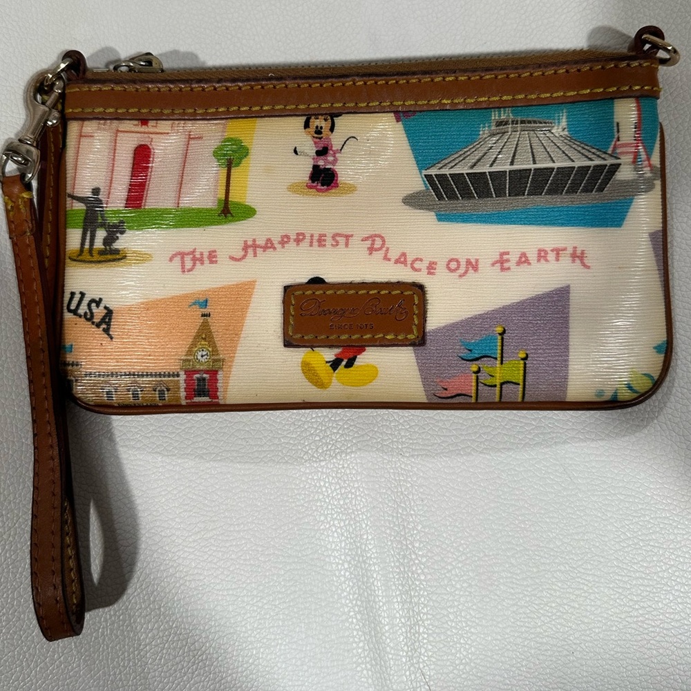 🔥🔥 Dooney & Bourke x DisneyWorld Disneyland Parks Wristlet !! 🔥🔥